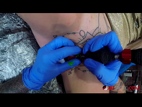 ❤️ Sully Savage, hottie estremamente tatuata, hà fattu un tatuatu nantu à u clitoris ️❌ Video cazzo  à co.porn-mz.ru ❤
